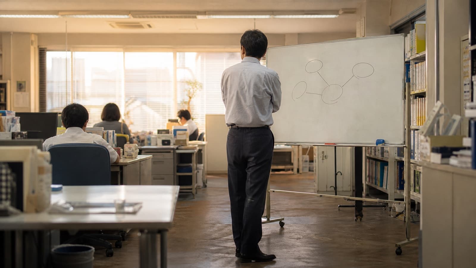 社長がAIに実務を任せながら、会社の芯にあたる判断は最後まで自分の手元に置いているイメージ
