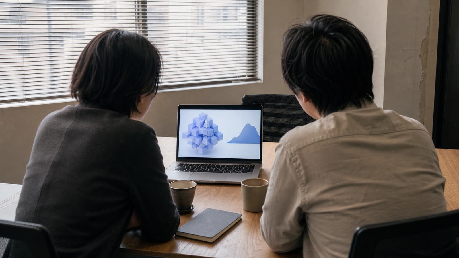 ノートPCの画面の中で3Dモデルとグラフが立体的に立ち上がり、ユーザーの手が触れようとしているクローズアップ写真イメージ