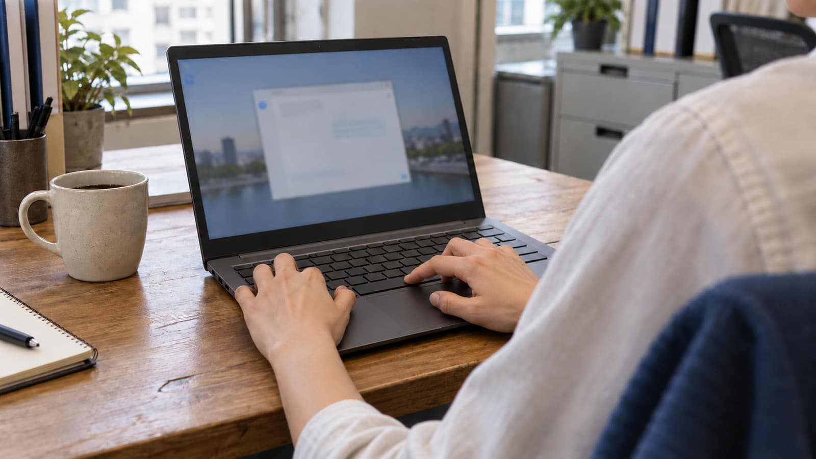事務所のWindows PCで、社員がAlt+Spaceキーに指を置き、画面の上にGeminiが浮かび上がってくる場面を捉えたドキュメンタリー写真